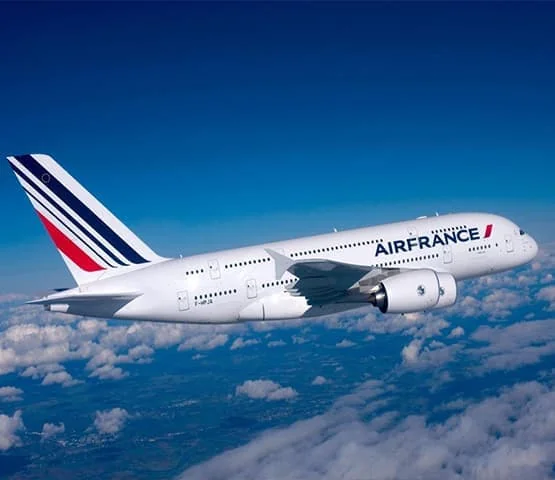 Avion Air France vu de côté sous un ciel bleu.