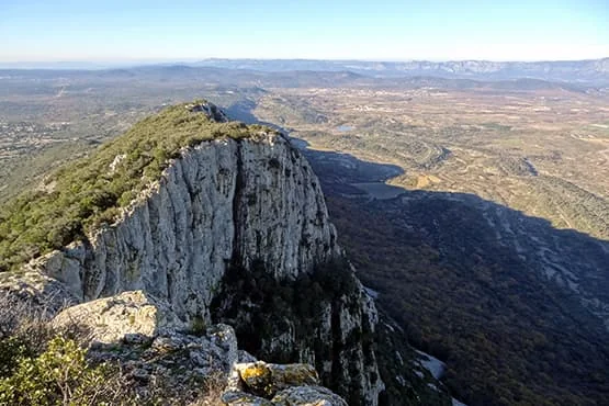 Crête rocheuse et falaise du pic Saint-Loup dominant le paysage.