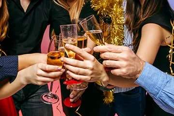 Service de chauffeur VTC pour tous vos événements Mains faisant tinter des verres de champagne.
